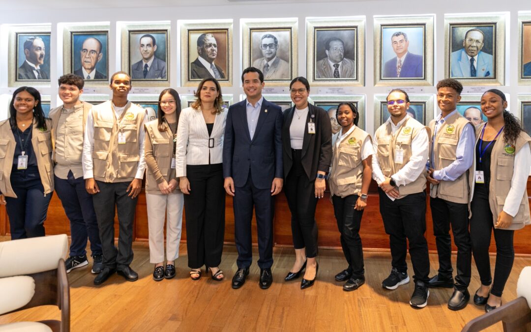 Jóvenes del programa “Enséñame a Trabajar” del Tribunal Superior Electoral (TSE), visitan el Senado de la República