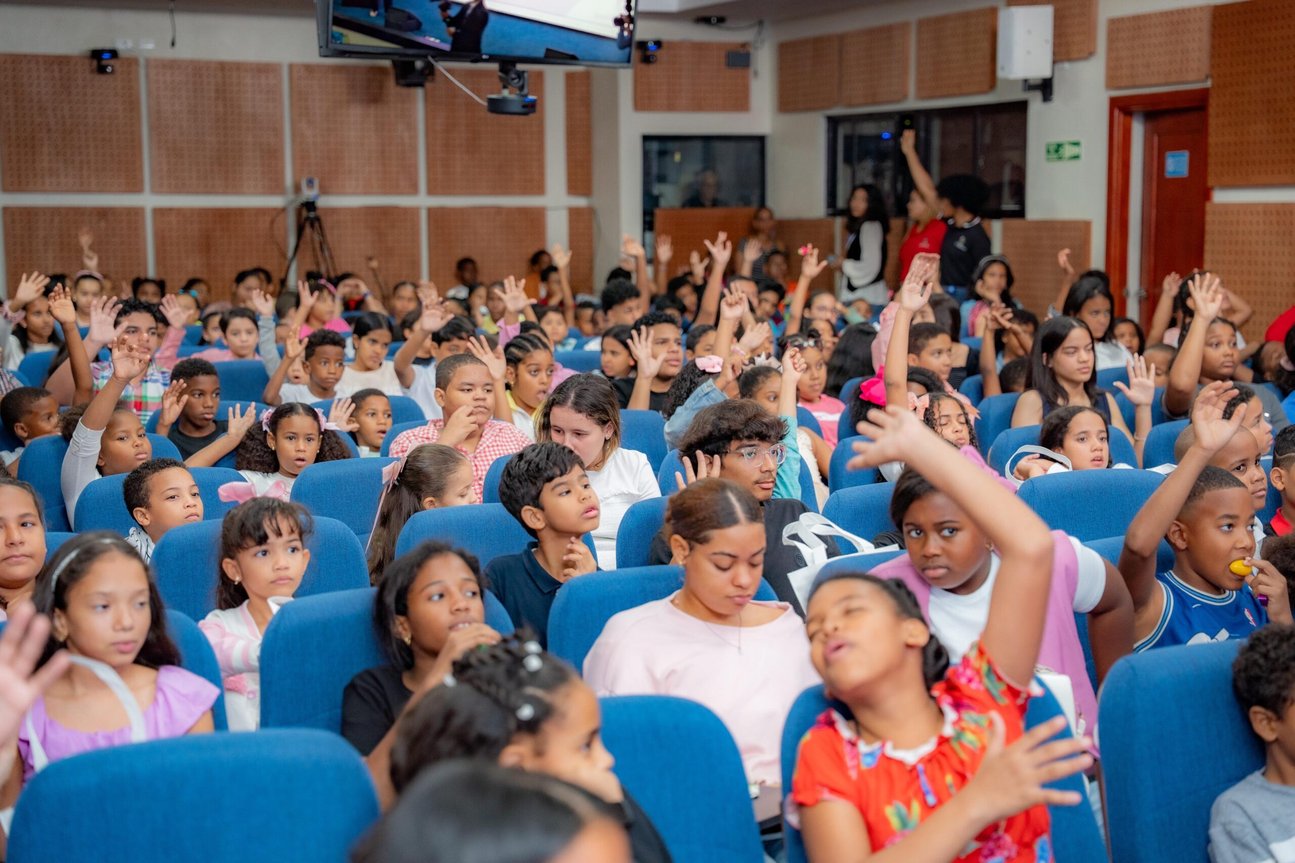 Cámara Alta imparte la charla “Aventura Financiera” a los hijos de sus colaboradores 3 Imagen de WhatsApp 2025 07 08 a las 09.38.22 d87bce9a scaled