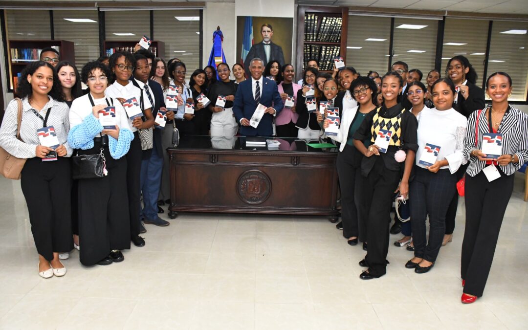 Senado de la República recibe 33 jóvenes de la Fundación Pantalla Social
