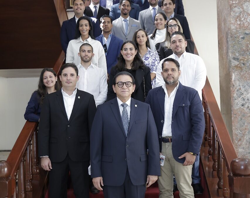 Jóvenes empresarios de Santiago conocen el Senado de la República