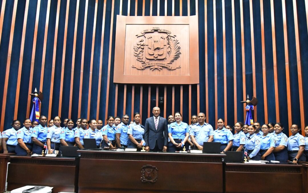 Oficiales de la Policía Escolar  viven experiencia de ser senadores por un día