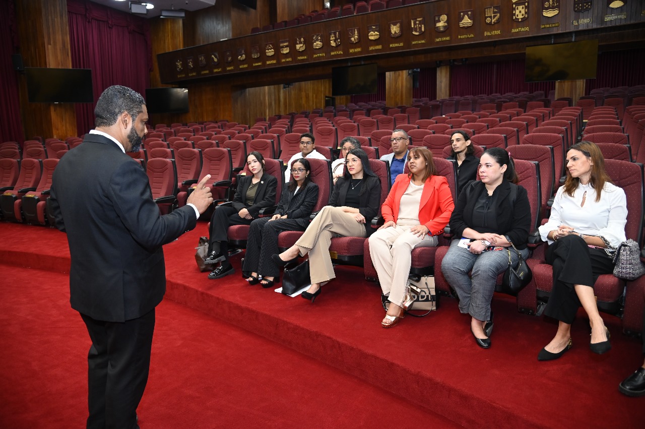 Delegación de jóvenes del Diplomado en Reingeniería Humana visitan el Senado de la República 2 WhatsApp Image 2025 08 28 at 12.09.30 PM 1