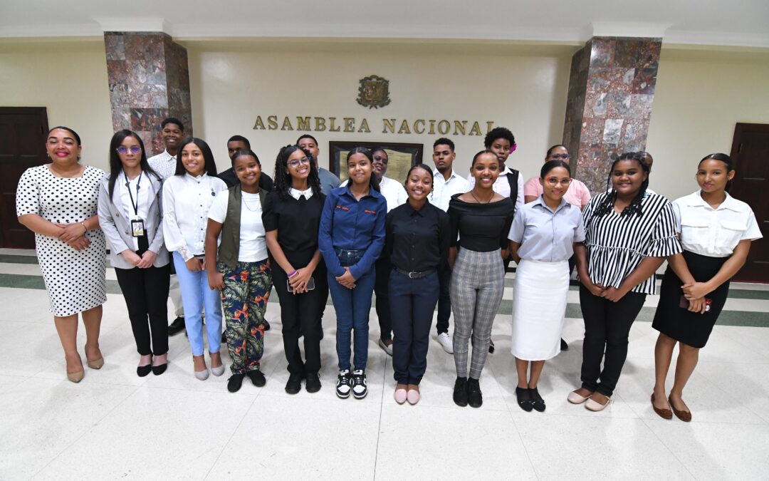 Estudiantes del Instituto de Inglés Real American Learning conocen el Senado de la República