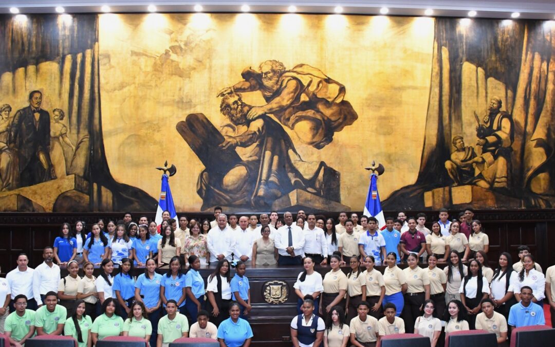 Senado de la República recibe visita de estudiantes meritorios  de Monseñor Nouel y La Vega