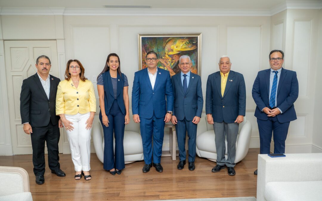 Presidente del Senado recibe comisión del Consejo de Comerciantes de Santo Domingo Norte