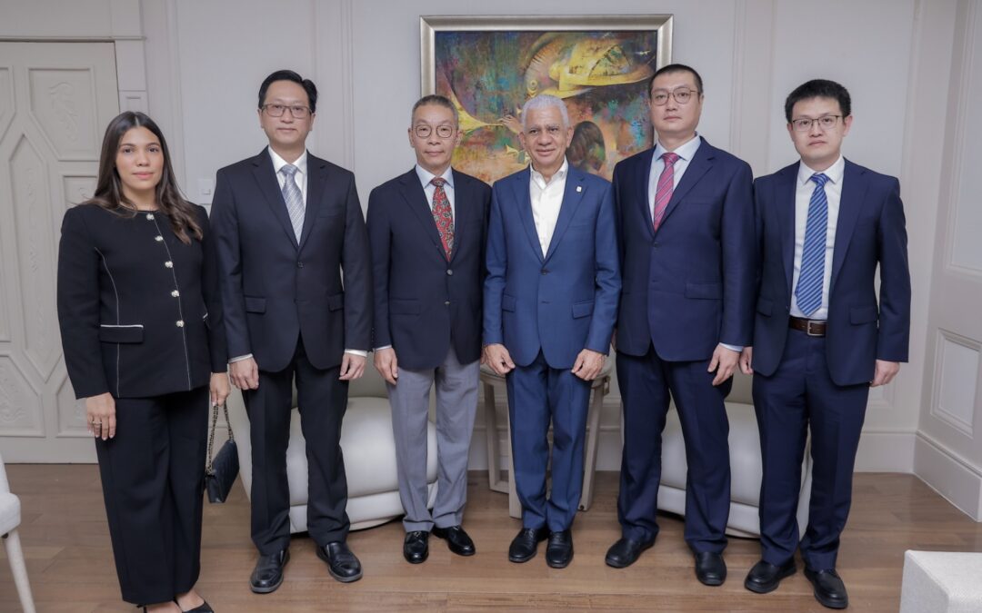 Presidente del Senado, Ricardo de los Santos, recibe  empresarios de la Corporación Minera Dominicana