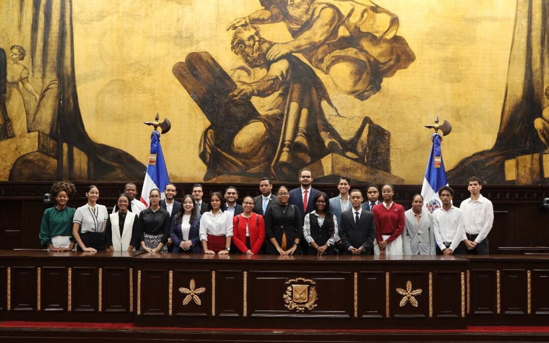 Senado recibe a estudiantes del Club de Ideas Políticas de la Universidad Católica de Santo Domingo