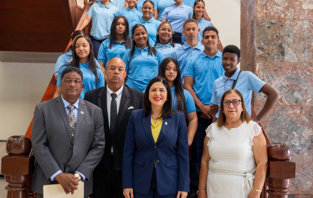 Regidores, municipalistas y estudiantes de Villa Tapia realizan visita guiada al Senado de la República