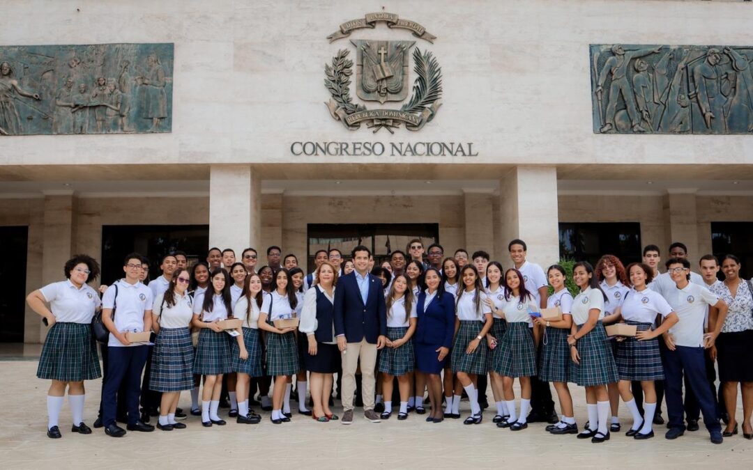 Estudiantes del Colegio Adventista Metropolitano del Distrito Nacional conocen el Senado