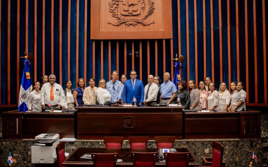 Comunitarios de la provincia Santiago visitan el Senado de la República