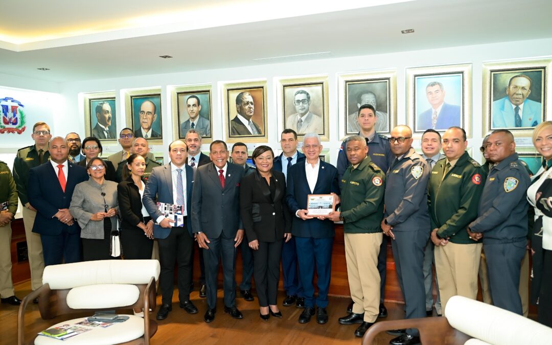 Senado de la República recibe delegación de estudiantes de maestría en Seguridad y Defensa Nacional