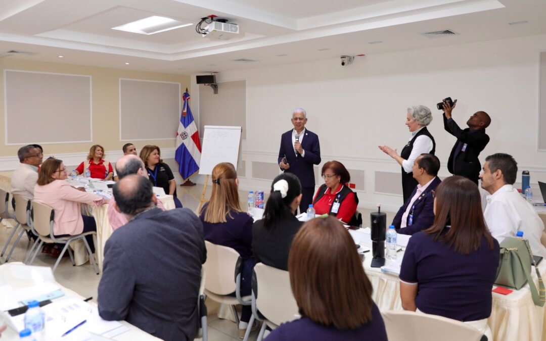 Senado ofrece taller sobre liderazgo a directores y encargados