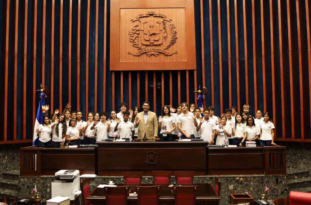 Senado recibe estudiantes de secundarias del Centro Educativo Nacional “Domais” Dominico de la provincia La Altagracia