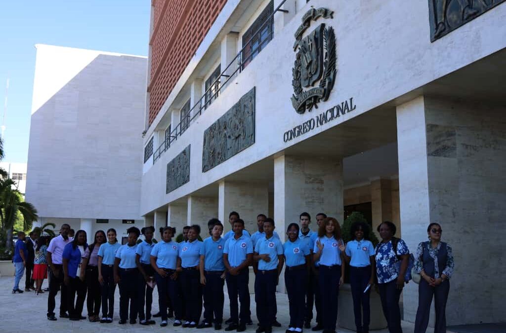 Senado ofrece recorrido a Estudiantes del Liceo Educativo Matías Ramón Mella de Santo Domingo Oeste