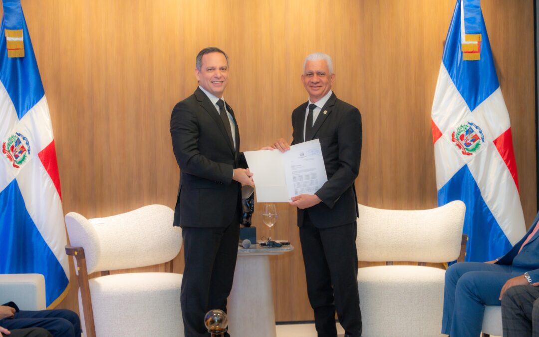 Presidente del Senado recibe de la Suprema Corte de Justicia (SCJ) proyecto que actualiza Ley de Uso de Medios Digitales