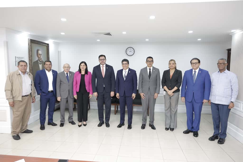 Senadores escuchan a Dio Astacio sobre proyecto para la desafectación de calles del municipio Santo Domingo Este 1 WhatsApp Image 2025 10 09 at 12.38.35 PM