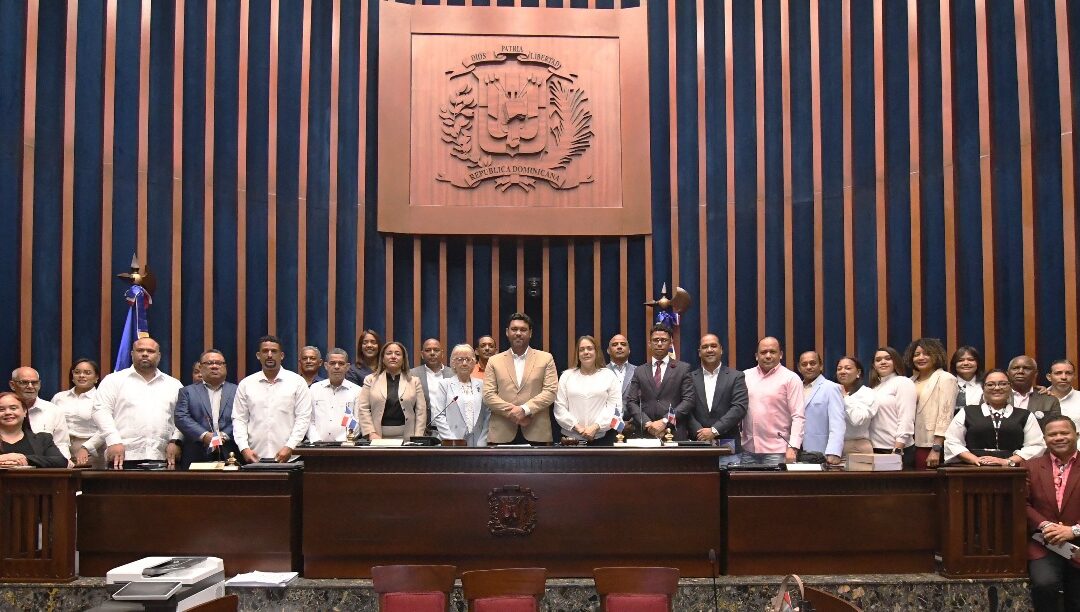 Abogados y comunicadores de la provincia La Altagracia visitan el Senado de la República