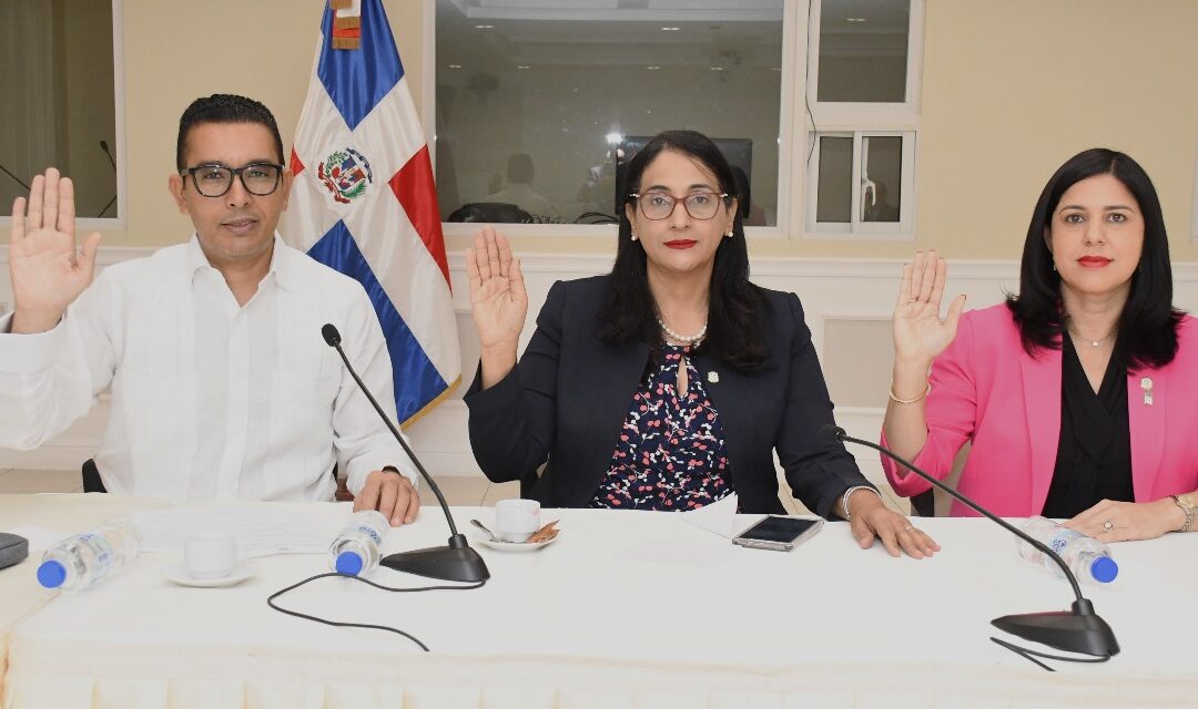 Historial de Noticias 11 Senadores escuchan a representante del Ministerio de Hacienda sobre proyecto de ley que crea Ministerio de la Familia de RD