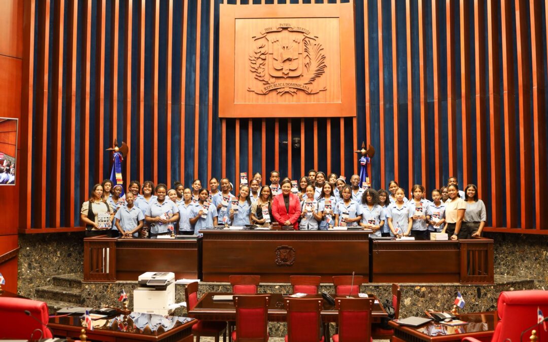 Estudiantes del Instituto Politécnico Pedro Feliciano Martínez visitan el Senado de la República