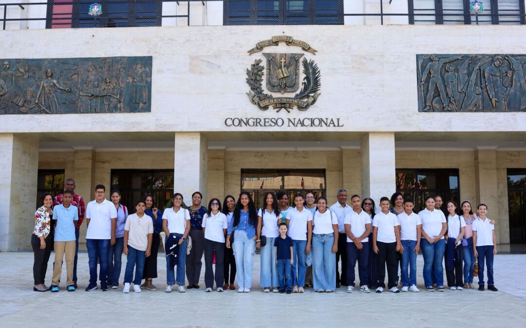 Senado recibe estudiantes de secundaria del Homelife Academy