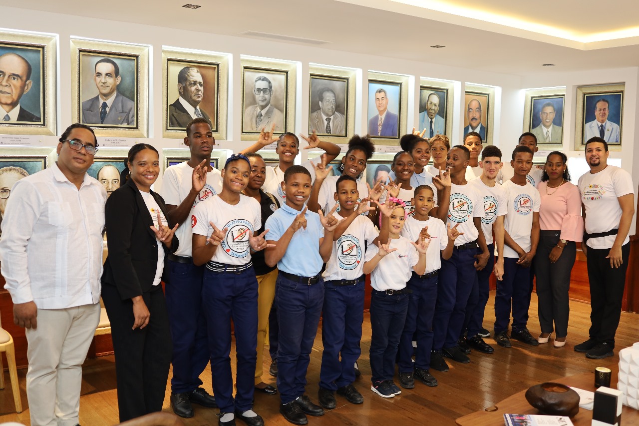 Senado recibe estudiantes del Centro Educativo para Sordos (CESSA) 2 WhatsApp Image 2025 10 30 at 11.05.15 AM 1