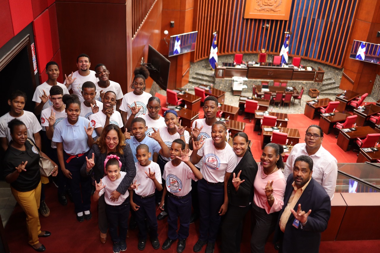 Senado recibe estudiantes del Centro Educativo para Sordos (CESSA) 1 WhatsApp Image 2025 10 30 at 11.05.16 AM