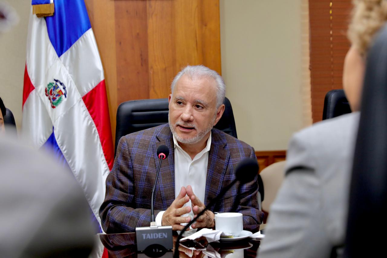 Senadores escuchan presidenta de ProCompetencia, María Elena Vásquez, sobre modificación de la Ley Defensa de la Competencia 1 WhatsApp Image 2025 10 30 at 11.05.20 AM