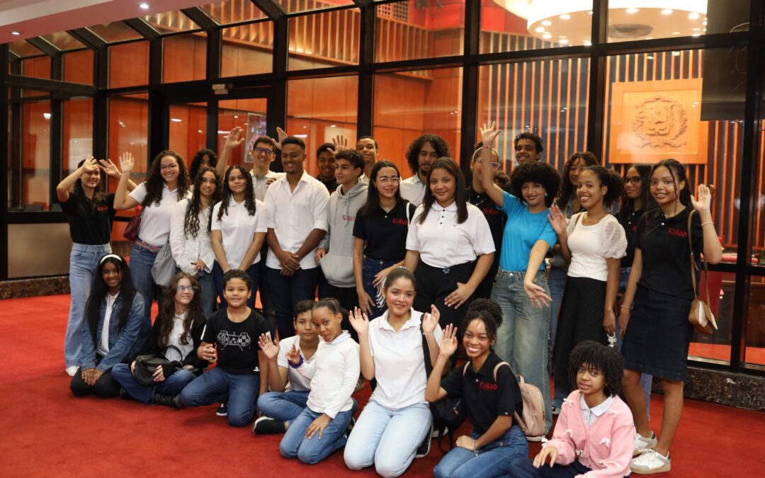 Estudiantes de secundaria de HomeLife Academy vistan el Senado de la República