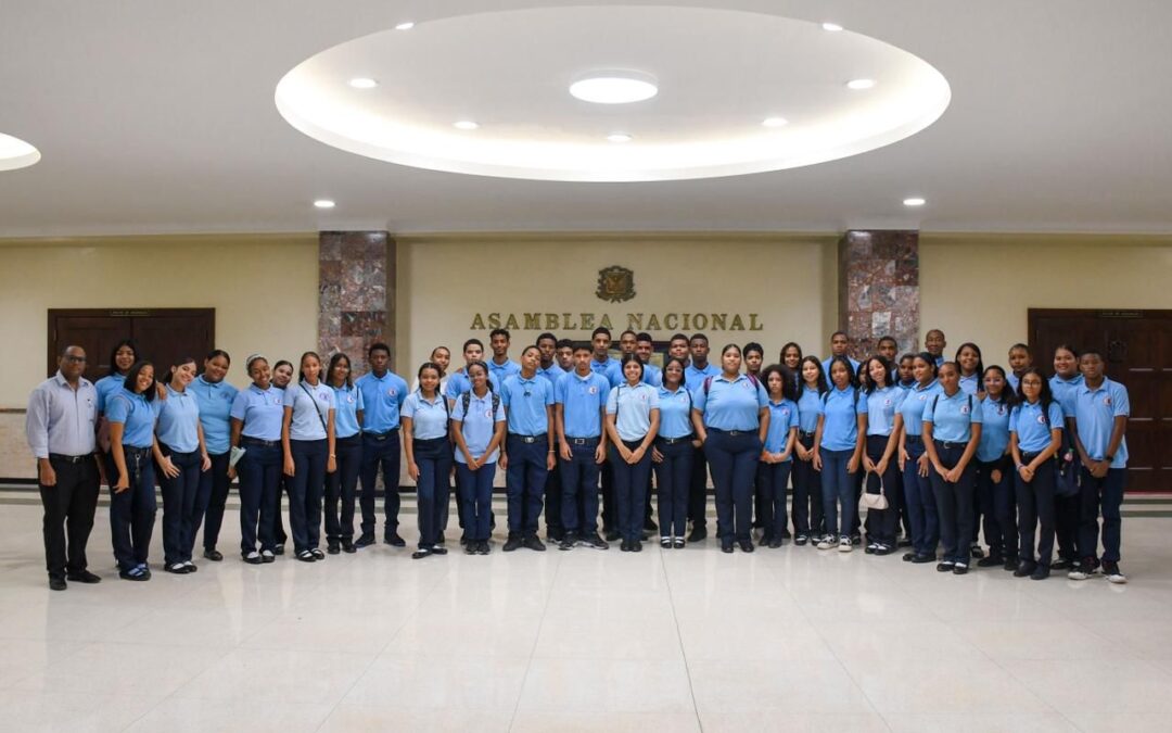 Estudiantes del Centro Educativo San Vicente de Paúl viven experiencia educativa en el Senado de la República
