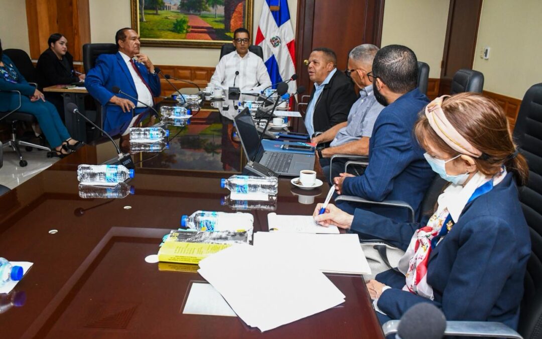 Comisión Especial del Senado escucha opiniones representantes de INTRANT y FENTARD sobre proyecto que regula trabajo en plataformas digitales de transporte de personas en RD