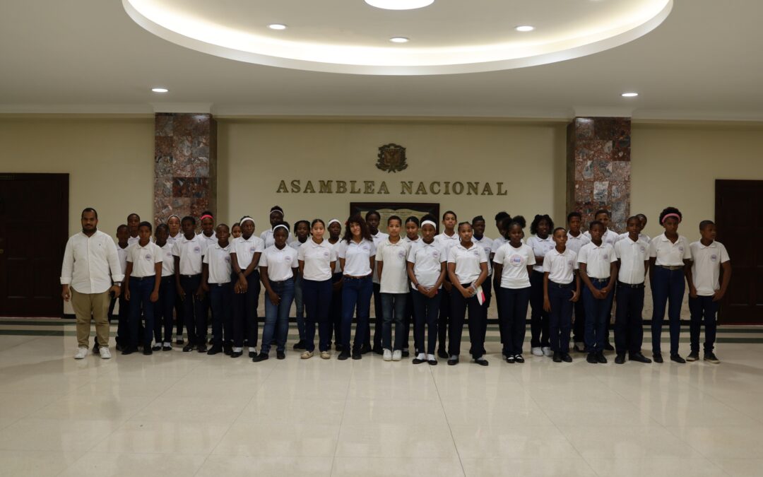 Estudiantes del Centro Educativo Arlin Ester de Santo Domingo Norte conoce el Senado de la República