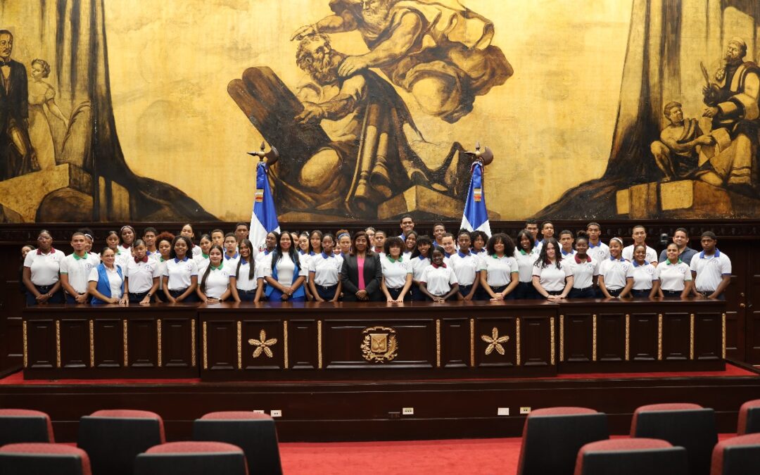 Estudiantes del Politécnico Juana Saltitopa, de Santo Domingo Este, conocen el Senado