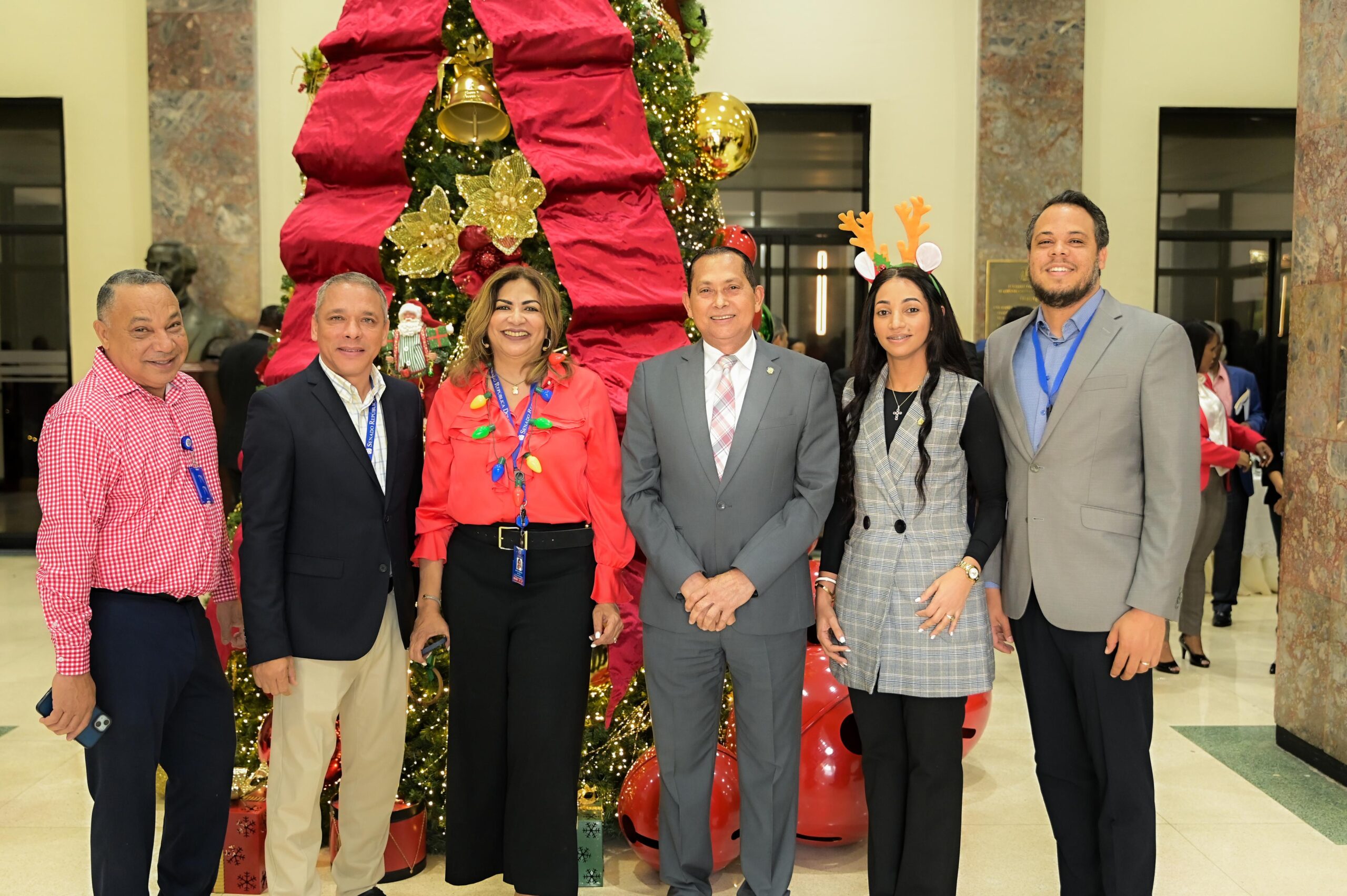 Senado de la República da la bienvenida oficial a la Navidad con su tradicional encendido del árbol 2 Imagen de WhatsApp 2025 11 20 a las 13.01.20 3aa29f8e scaled