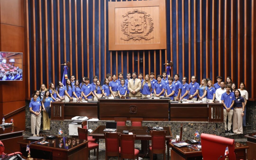 Senado recibe estudiantes del colegio Cap Cana Heritage School, de La Altagracia
