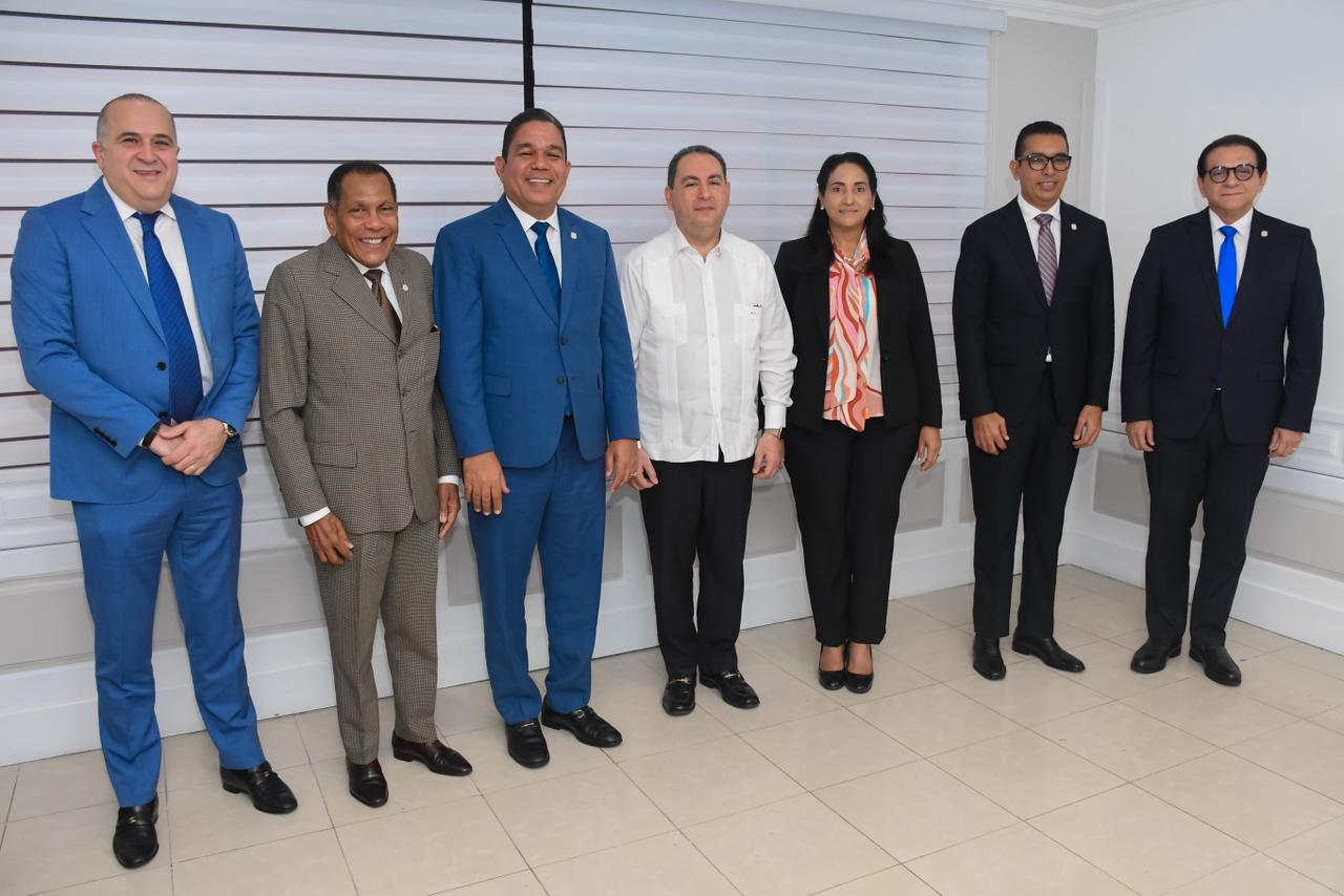 Comisión de Salud del Senado escucha opinión del director del SNS, Mario Lama, sobre proyecto de ley que regula el proceso de solicitud pasantías médicas 1 WhatsApp Image 2025 11 05 at 8.20.55 AM