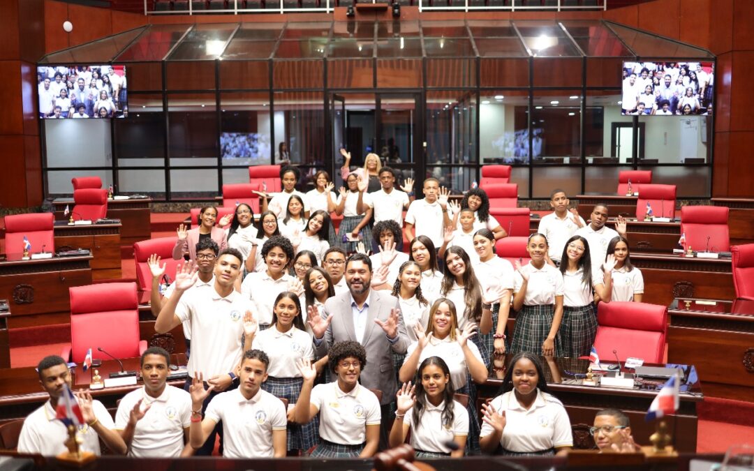 El Senado recibe a estudiantes del Colegio Adventista Maranatha, provincia La Altagracia