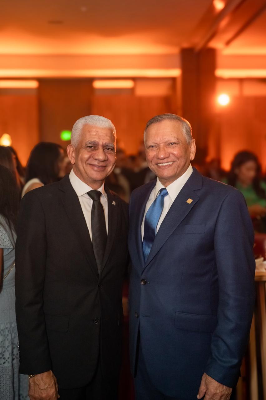 Ricardo de los Santos, presidente del Senado, participa en coctel navideño Banreservas para clientes corporativos 1 cocotel 2