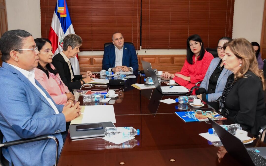 Comisión de Industria, Comercio y Zonas Francas escuchó a ASONAHORES y ADOPRON sobre proyectos para regular expendio de bebidas alcohólicas