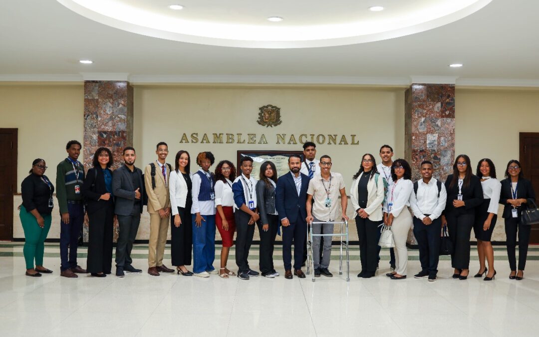 Senado de la República recibe delegación de estudiantes del ITLA