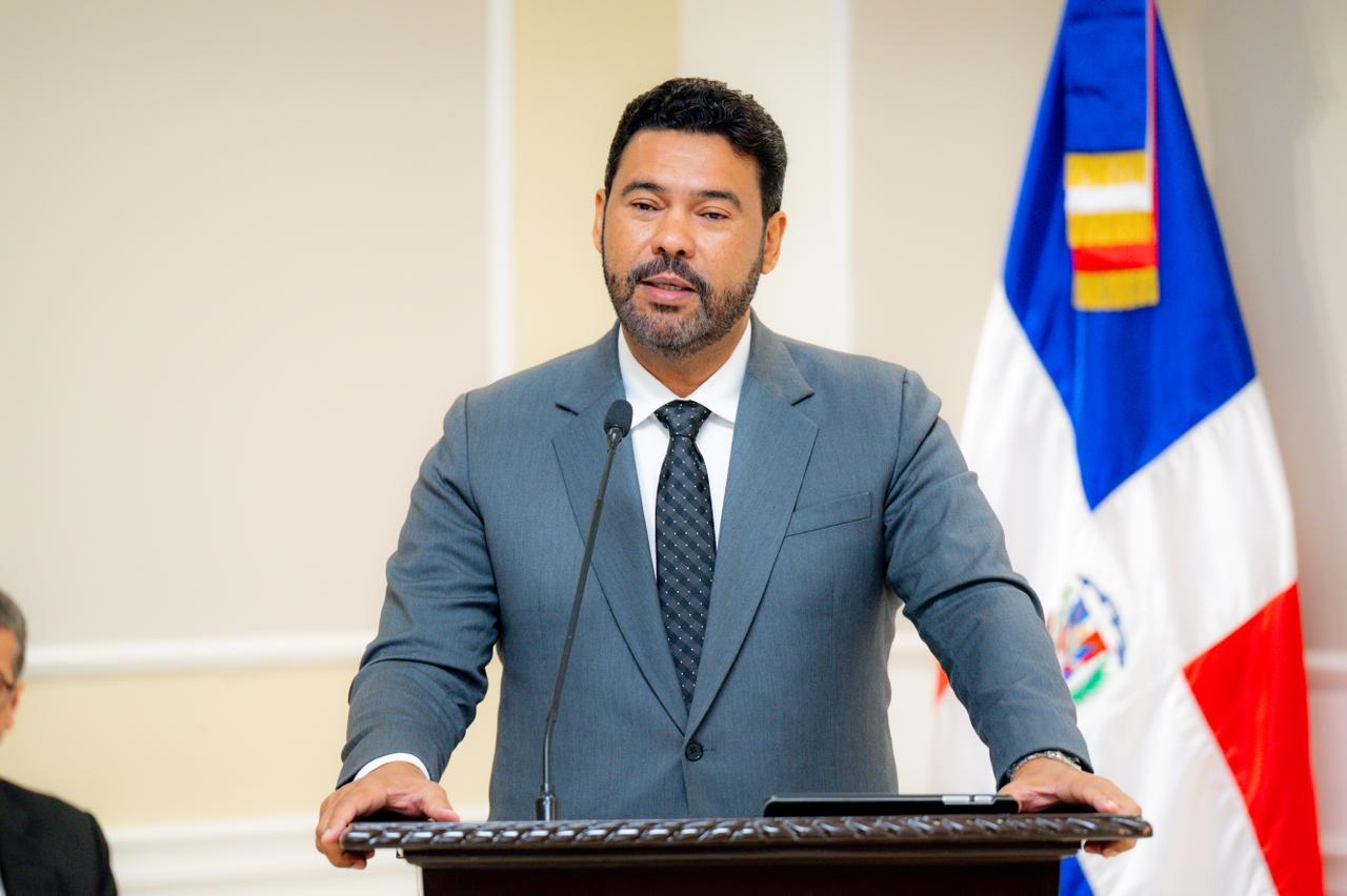 Senado reconoce a Ernesto Veloz por aportes al turismo nacional 2 rec3