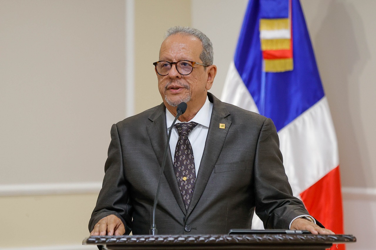 Senado reconoce a Ernesto Veloz por aportes al turismo nacional 3 rec4