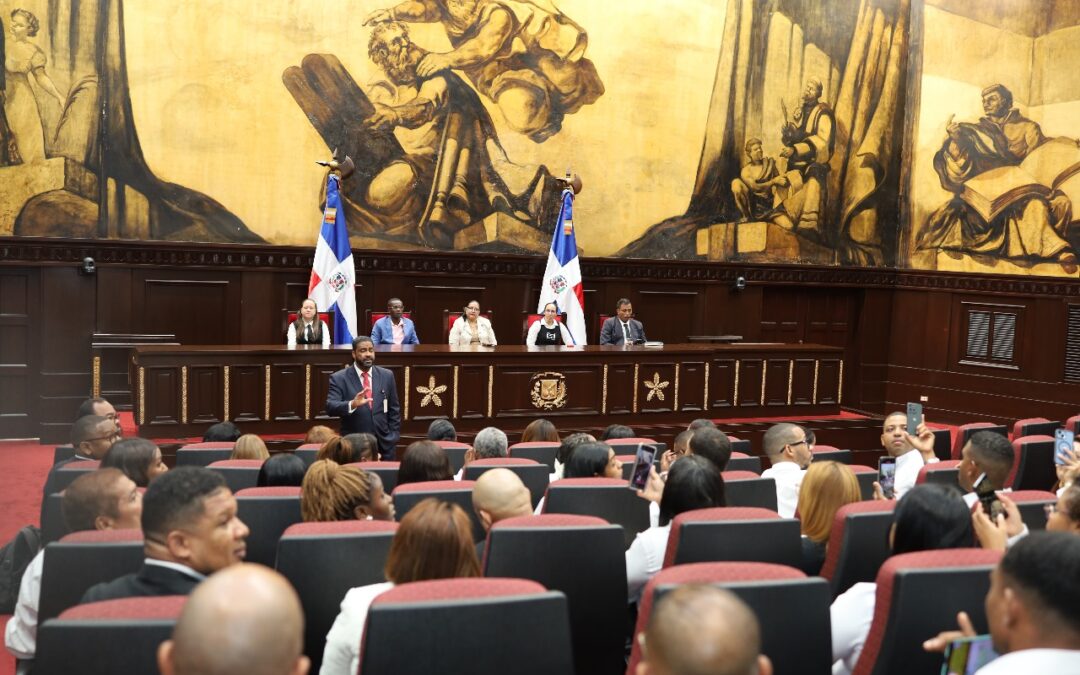Estudiantes de Derecho de la universidad UAPA conocen el Senado de la República