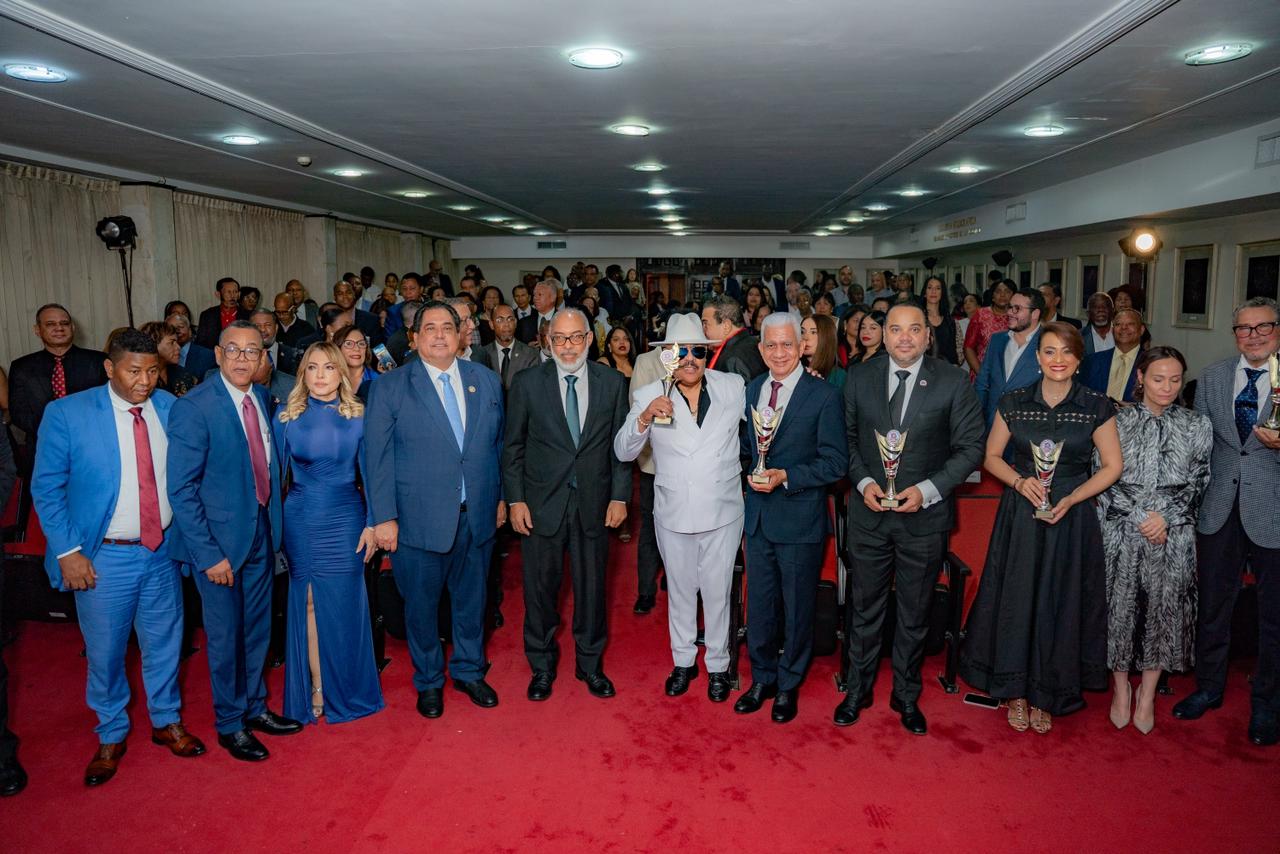 Presidente del Senado recibe reconocimiento por su gestión y aportes legislativos 1 WhatsApp Image 2025 11 30 at 9.37.43 AM 1