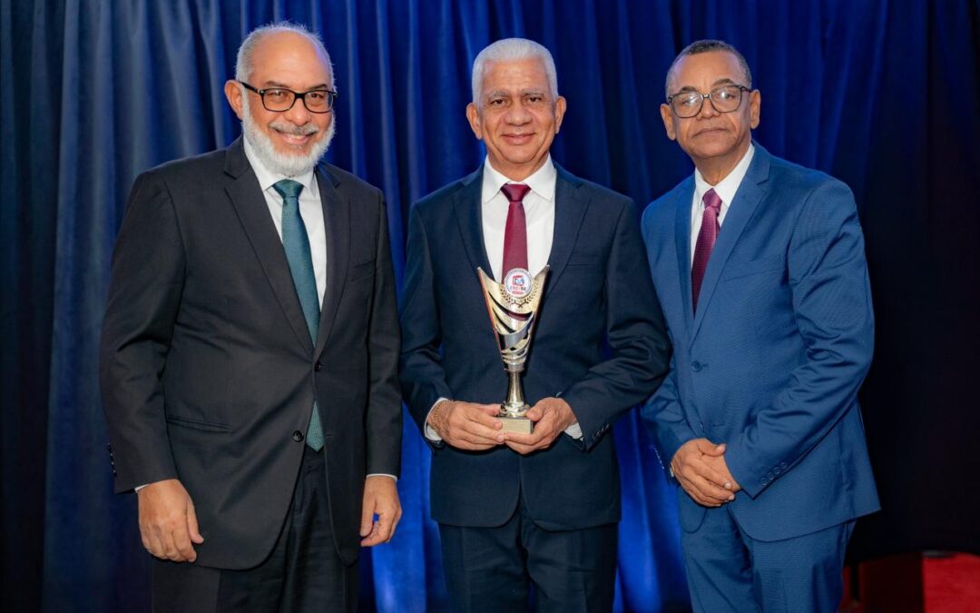 Presidente del Senado recibe reconocimiento por su gestión y aportes legislativos