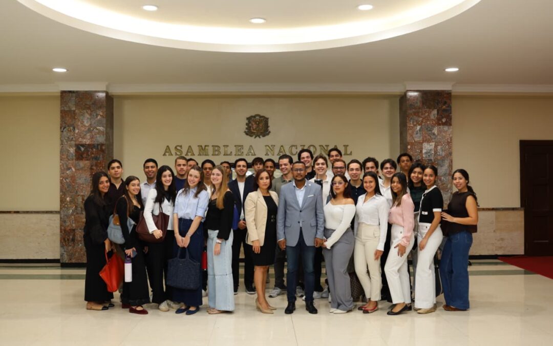 Senado de la República recibe visita de estudiantes de la Universidad Barna Management School