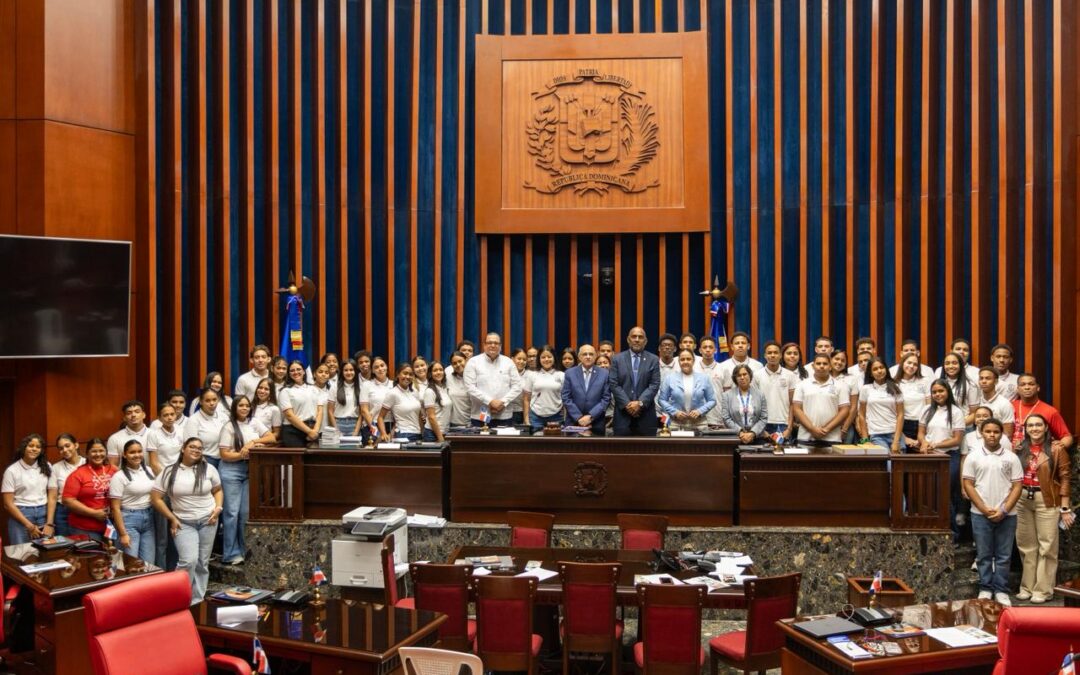 Estudiantes del Politécnico Sagrado Corazón de Jesús de la provincia Valverde visitan el Senado de la República