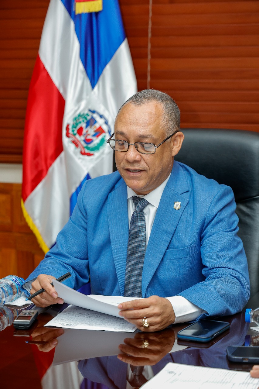 Comisión de Contratos analiza contrato de donación de terrenos a la Universidad Adventista Dominicana 1 WhatsApp Image 2025 12 11 at 9.07.05 AM 1