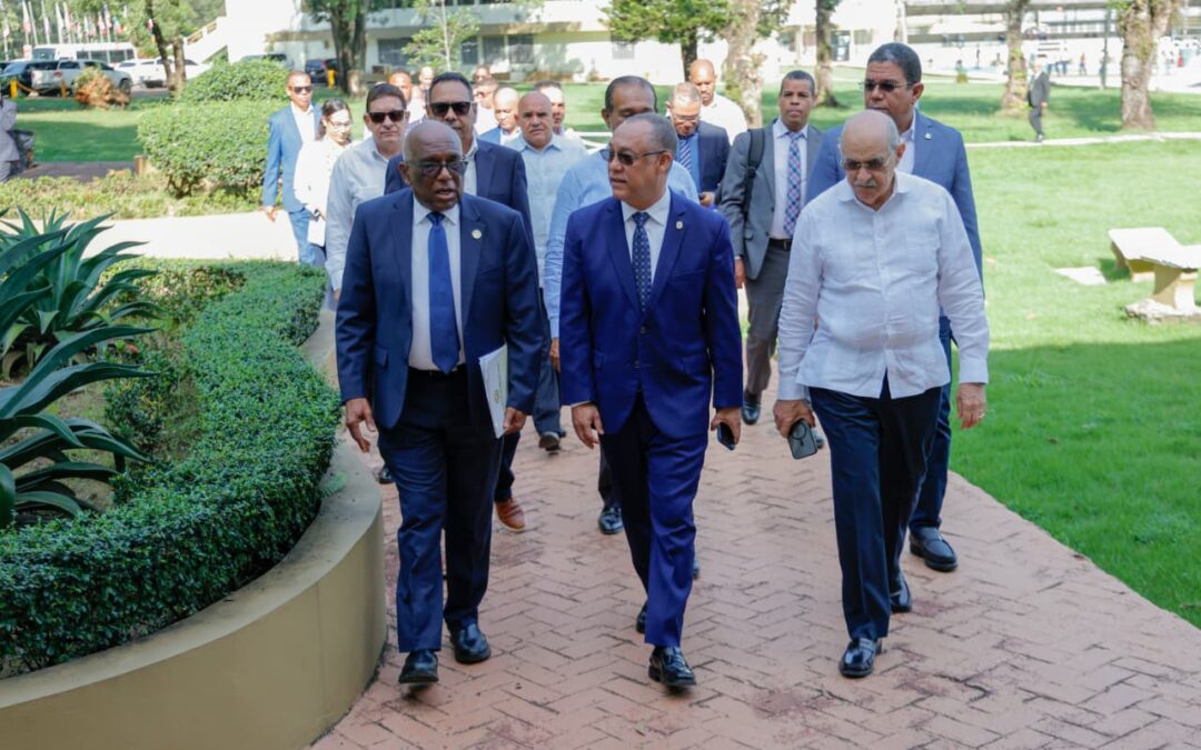 Comisión de Contrato del Senado realiza descenso en la Universidad Adventista Dominicana en la provincia Monseñor Nouel