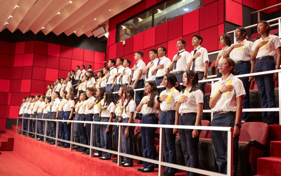 Senado recibe estudiantes del Colegio Nuestra Señora de la Fe del Distrito Nacional