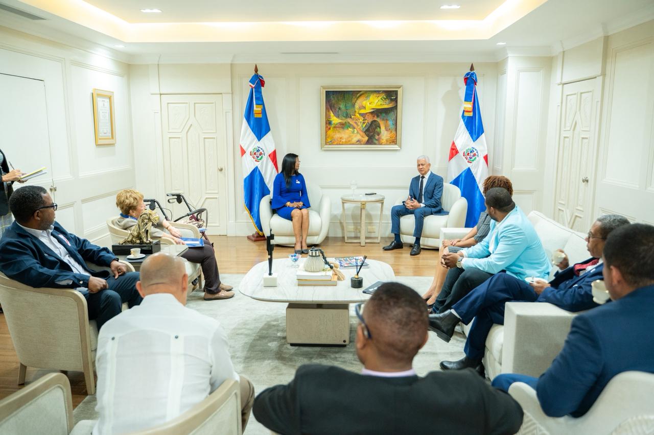 Presidente del Senado recibe comisión del Centro Educativo Cometas de Esperanza, y a representantes de ASONADEDI 2 WhatsApp Image 2026 02 18 at 12.45.45 PM